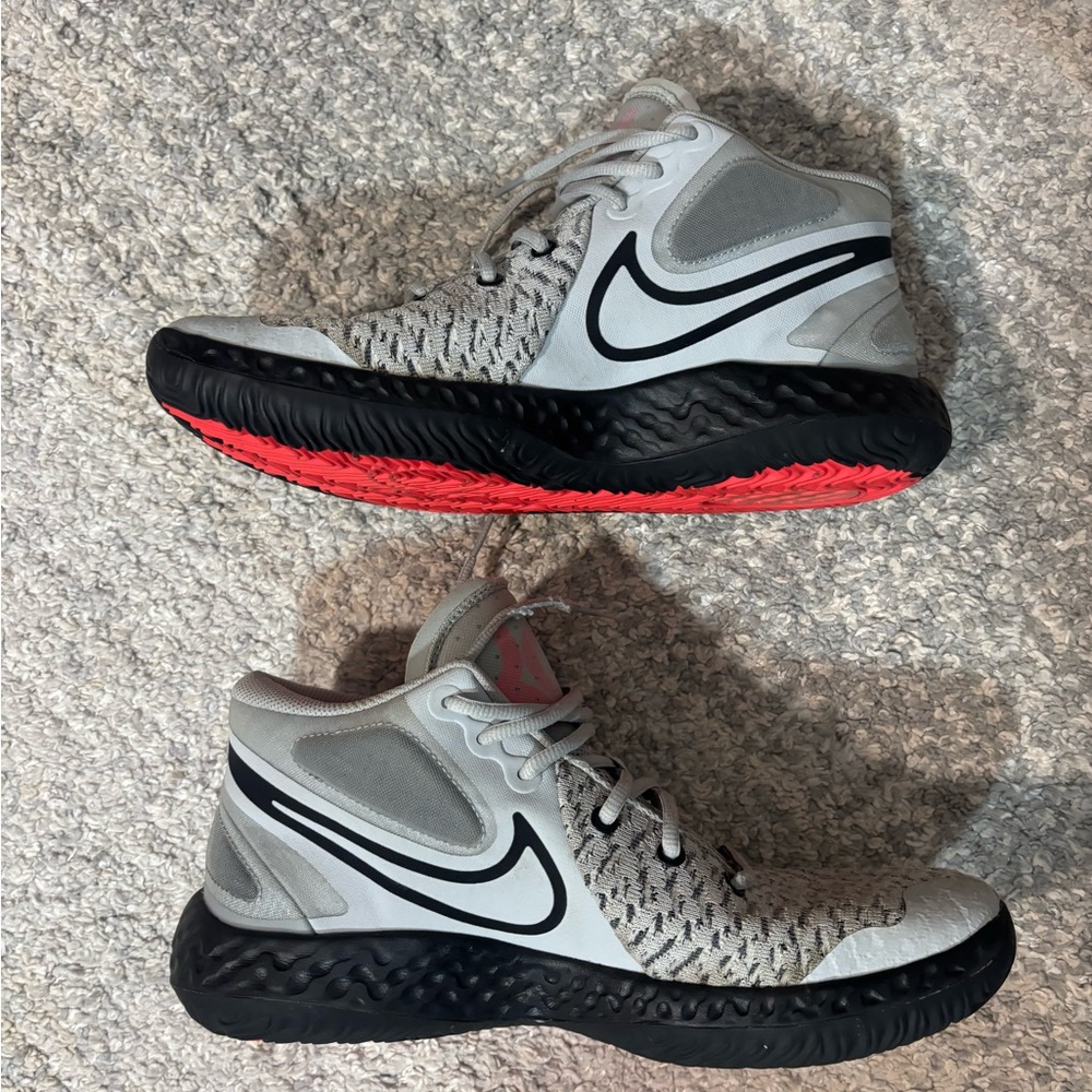 Nike KD Trey 5 VIII in the Light Smoke Grey/Black/Hyper Pink